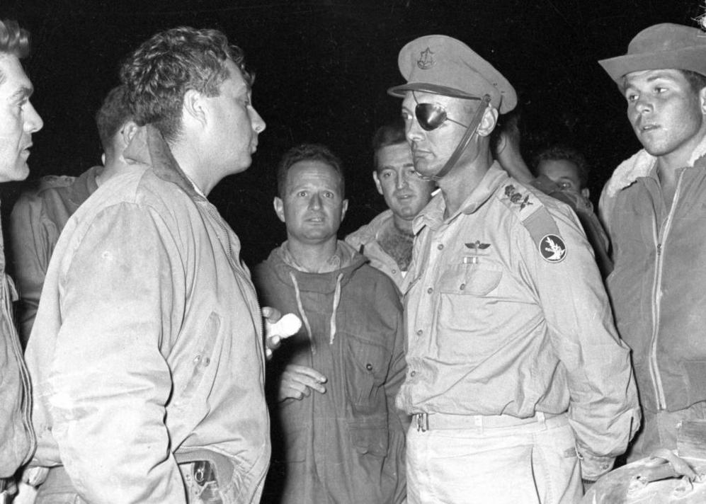 Ariel Sahron habla con Moshe Dayan, durante una ofensiva militar el 11...