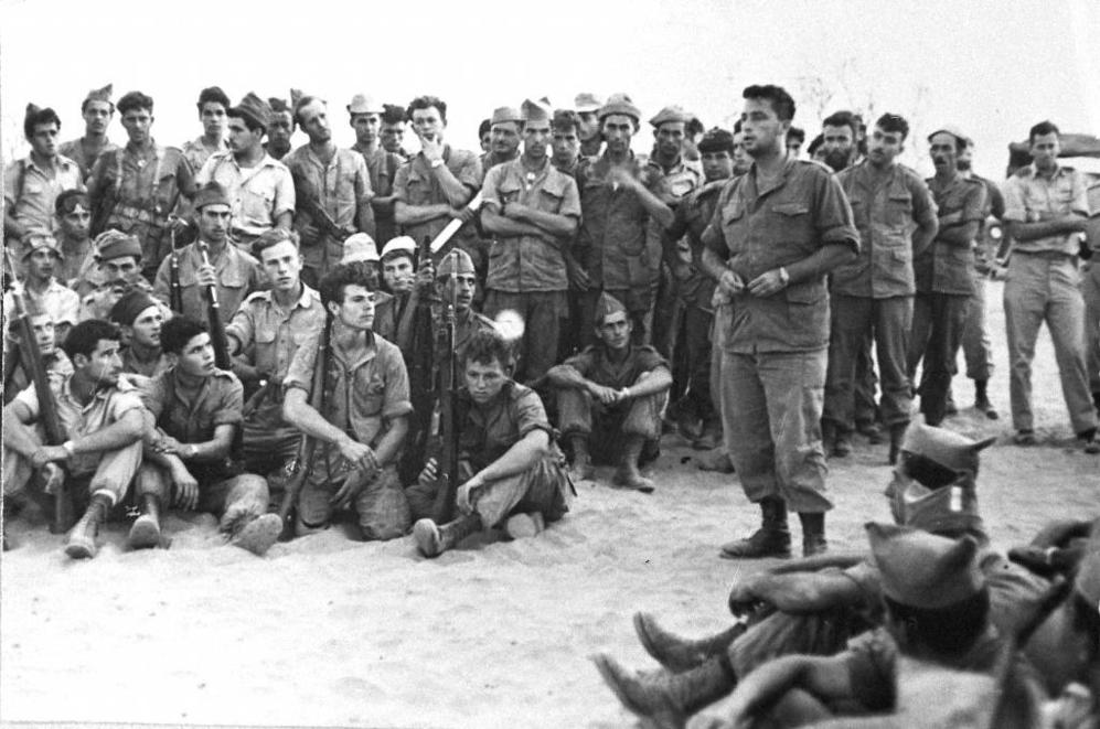 Sharon se dirige a las tropas el 30 de agosto de 1955.