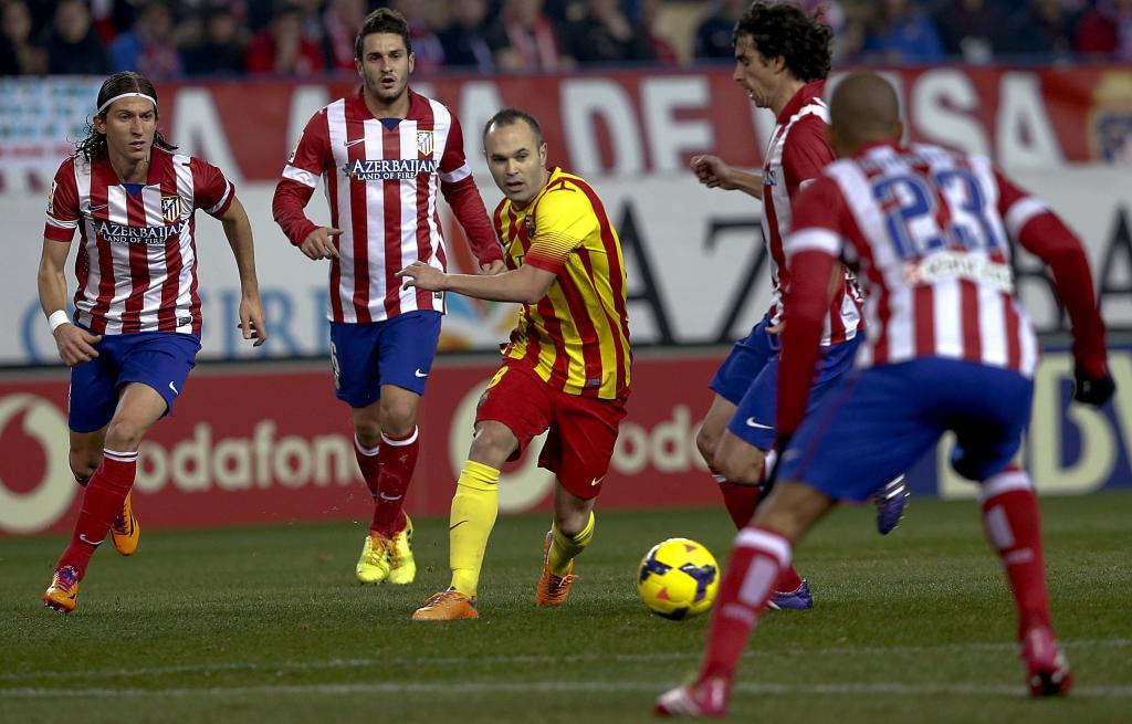 Iniesta Rodeado El Barça, campeón de invierno - Iniesta, rodeado de rivales en ...