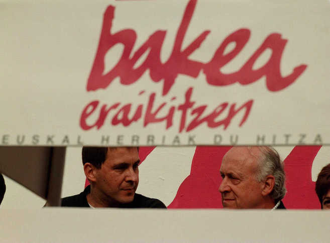 Arnaldo Otegi y Xabier Arzalluz compartiendo pancarta en 1999.