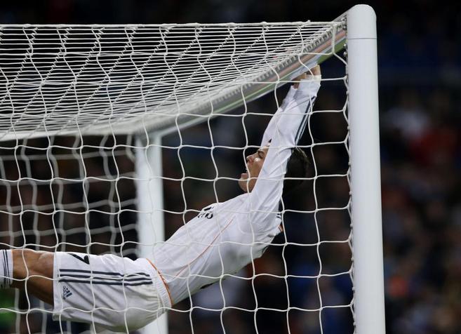 Cristiano Ronaldo se columpia en la portera tras fallar una...