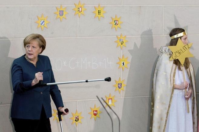La canciller alemana, Angela Merkel, aún con muletas por el accidente...