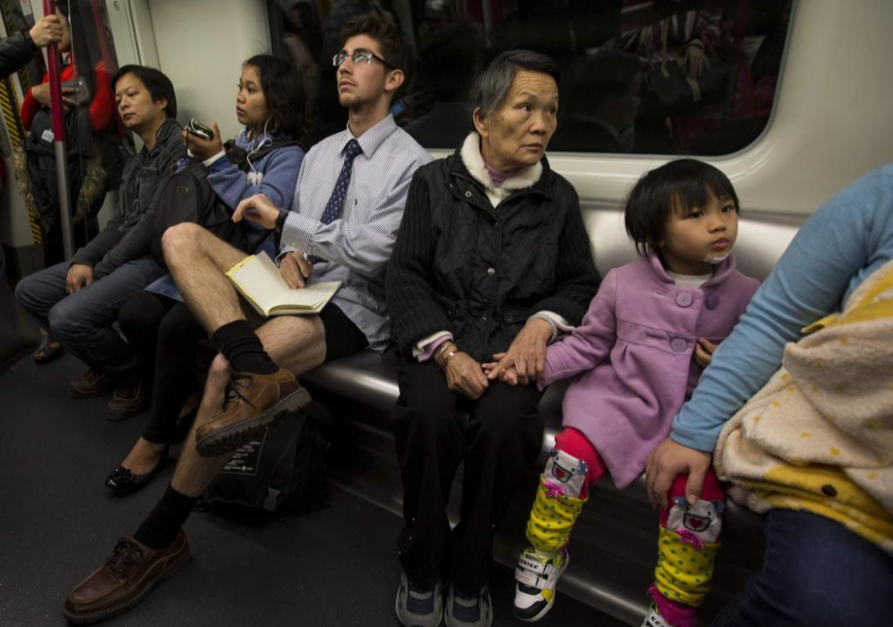 Viajeros en el metro de Hong Kong durante la ltima edicin del...