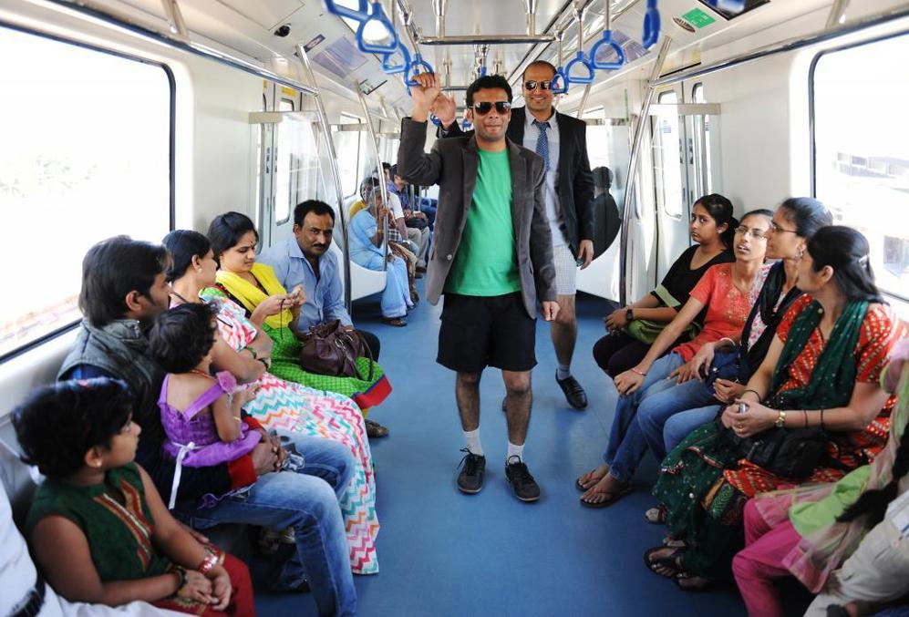 Los viajeros del metro de Bangalore sonren al ver a otros...
