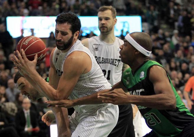 El jugador del Bilbao Basket, lex Mumbr (i) controla el baln...