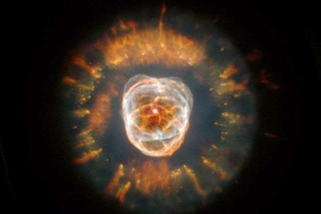 La Nebulosa del Esquimal, vista por el telescopio espacial...