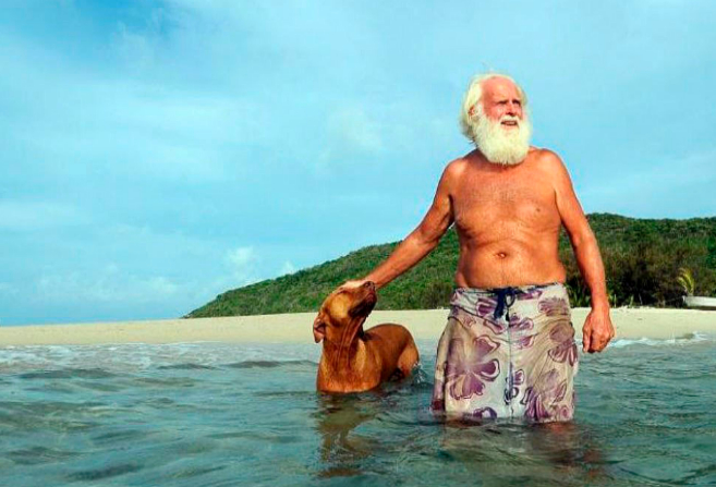 El ex empresario David Glasheen junto a su perro en la isla...