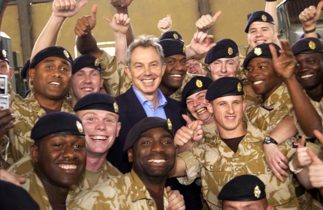 El ex primer ministro britnico Tony Blair posa con un grupo de...