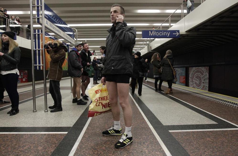 Un joven espera al metro en Varsovia.