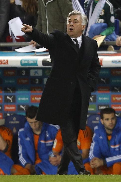 Ancelotti da instrucciones durante el partido ante el Espanyol.