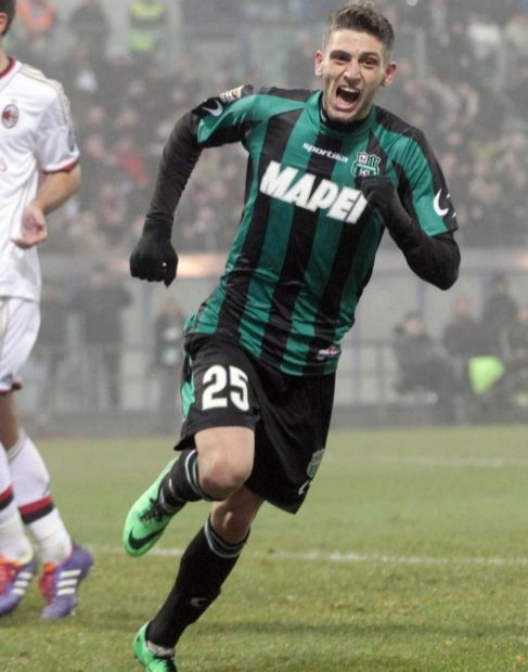 Berardi celebra uno de sus cuatro goles al Milan.