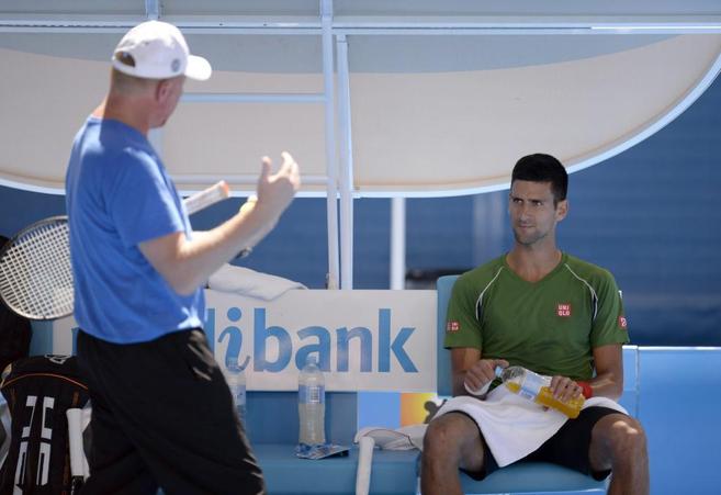 Djokovic, sentado, conversa con Boris Becker, nuevo miembro en su...