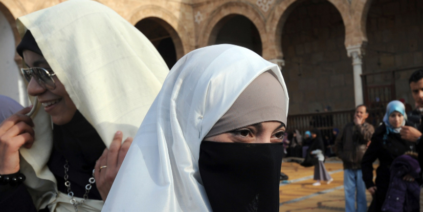 Mujeres musulmanas tunecinas conmemoran el nacimiento del Profeta...