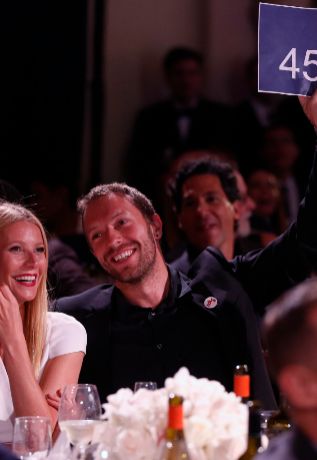 El cantante con su mujer Gwyneth, en plena subasta.