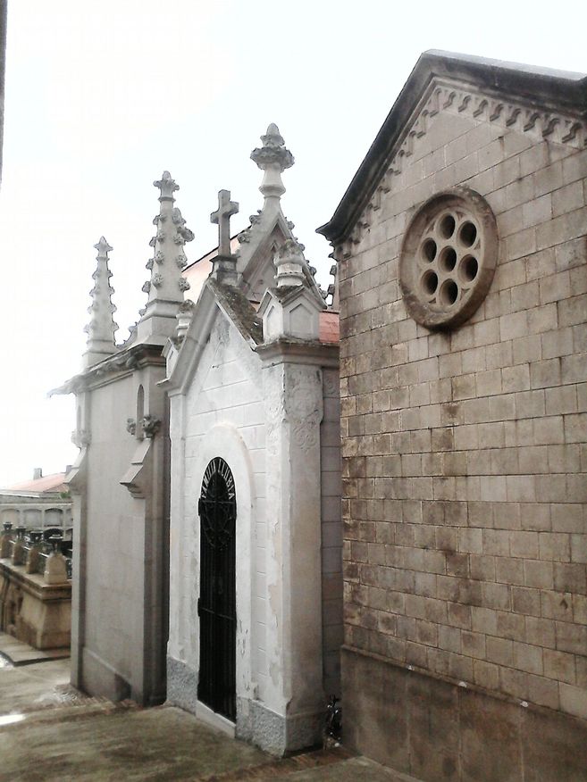 Las calles del cementerio de Sant Gervasi reproducen la arquitectura y...