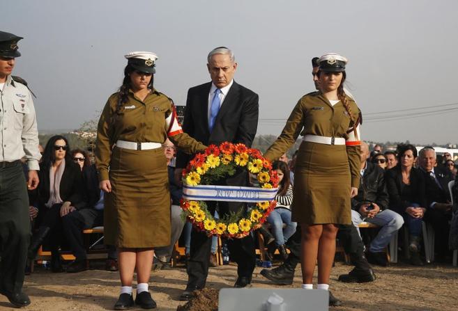 Benjamin Netanyahu deposita una corona de flores en la tumba de Sharon