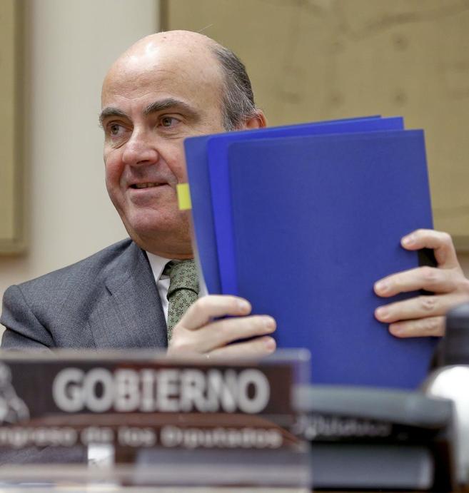 El ministro de Economía, Luis de Guindos, en la Comisión de...