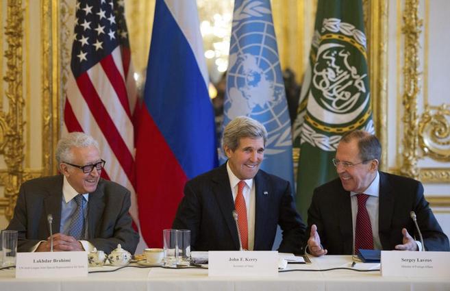 Kerry comparece junto a Lajdar Brahimi (izqda.) y el ministro ruso de...