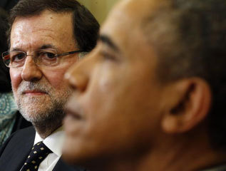 Rajoy mira a Obama en su cita en el Despacho Oval.