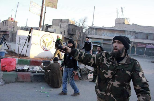 Un rebelde sirio da instrucciones a otros soldados en Aleppo.