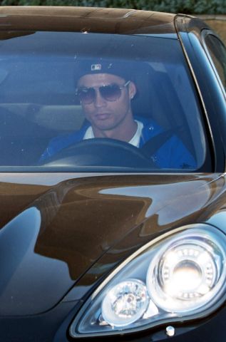 Ronaldo conduciendo su coche en Madrid.