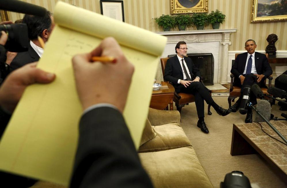 Un periodista toma notas del encuentro entre Rajoy y Obama en el...