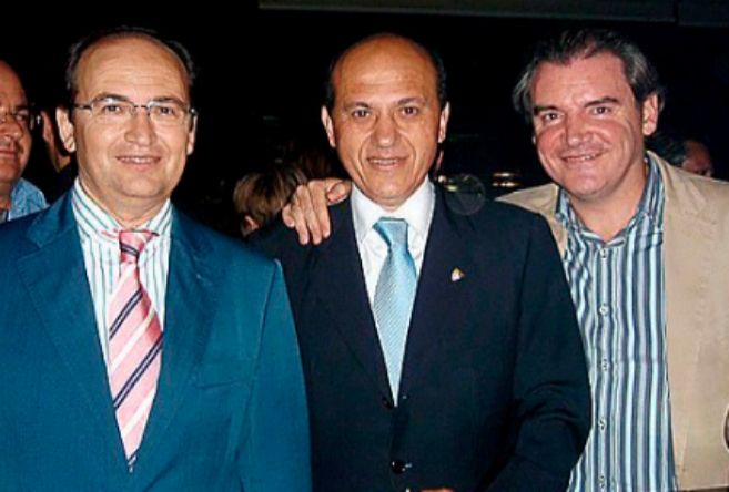 De izquierda a derecha, el nuevo presidente del Sevilla, Jos Castro,...