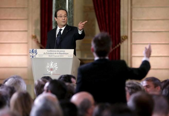 Hollande responde a las preguntas de los periodistas durante la...