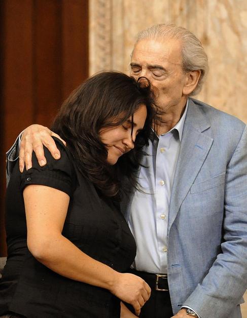 Juan Gelman besa a su nieta en un Congreso en Montevideo.