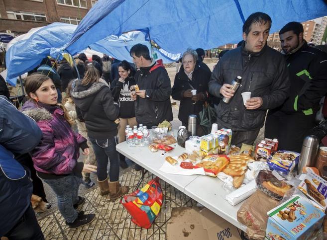 Vecinos de Gamonal reparten comida durante las protestas.