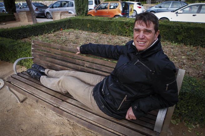 El cantante Javier Ojeda, en un banco del malagueño Paseo del Parque.