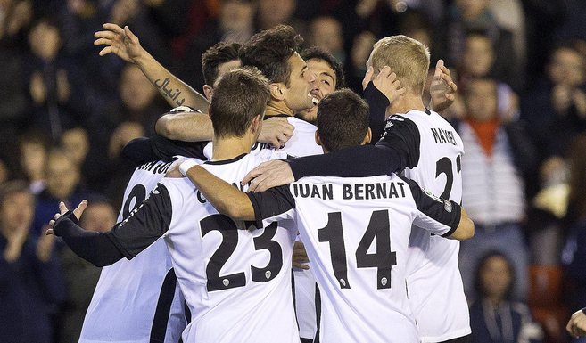 Los jugadores del Valencia celebran su victoria ante el Osasuna en...