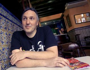 El escritor Carlos Zann en un bar de Sevilla.