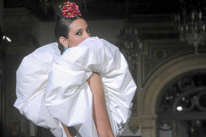 Uno de los diseños de moda flamenca que se presentó en la edición...