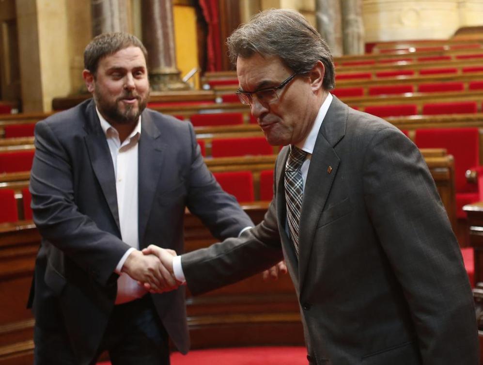 Apretn de manos entre Artur Mas y Oriol Junqueras tras la votacin