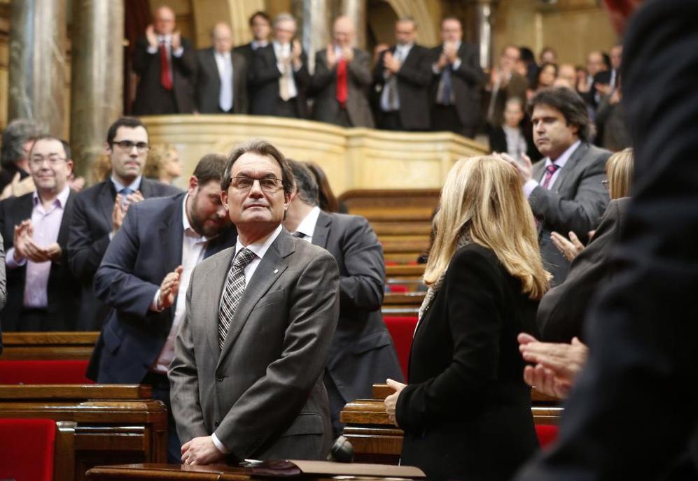 Mas, rodeado de los diputados catalanes en el Parlament