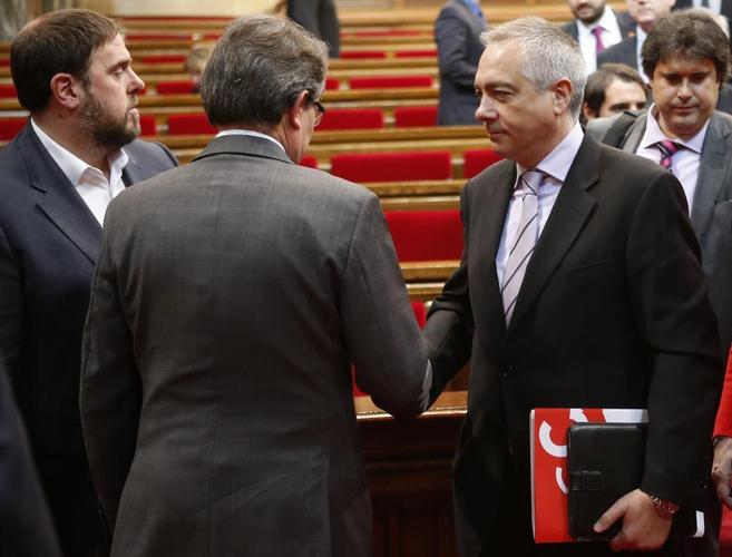 Navarro saluda a Mas y Junqueras en el pleno del Parlament.
