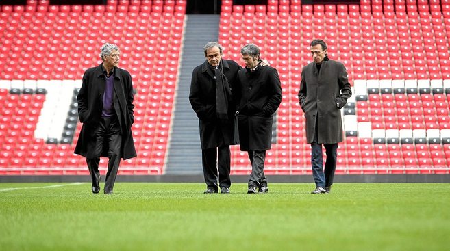 El presidente de la UEFA, Michel Platini, en su visita a San Mamés...