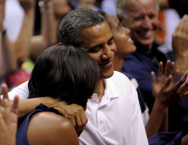 Barack Obama y su esposa Michelle, en un carioso gesto que desmiente...