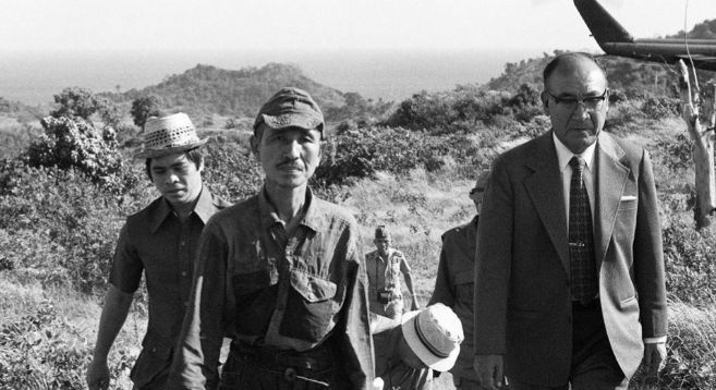 El soldado japons Hiroo Onoda (centro) cuando fue descubierto en...