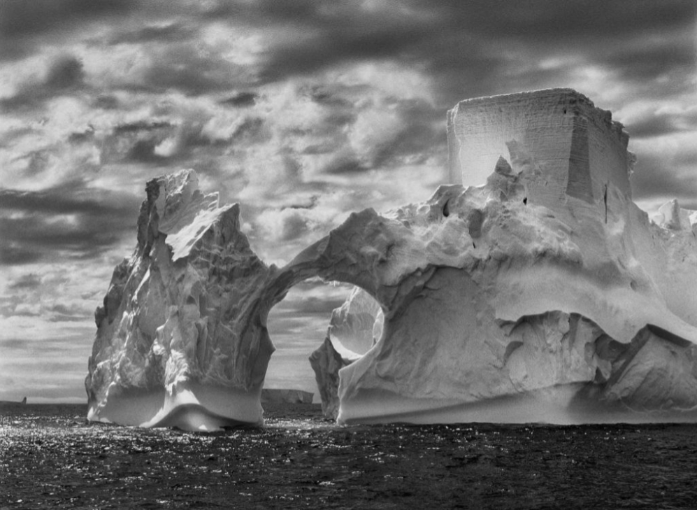 Iceberg entre la Isla Paulet y las Islas Shetland del Sur en el Mar de...