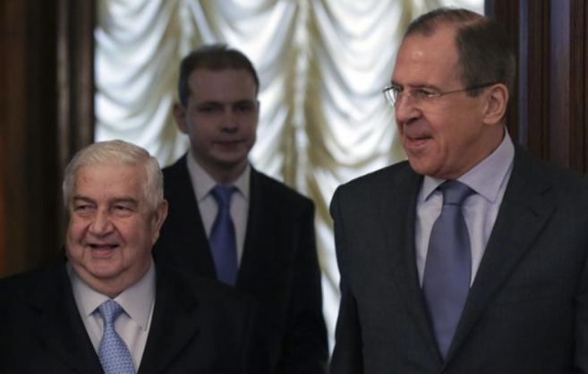 El ministro sirio de Exteriores (izda.), junto a su homlogo ruso, en...