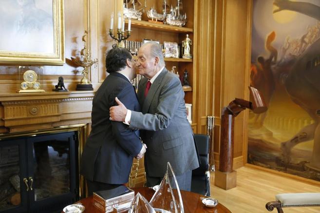 El Rey saluda con dos besos a Barroso.