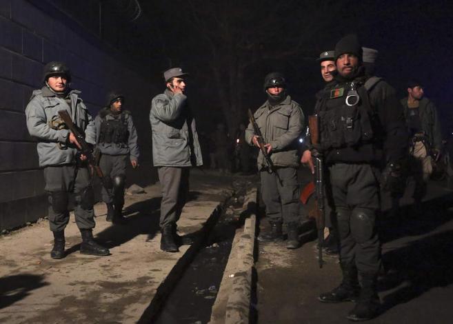 La polica afgana rodea el restaurante atacado por los talibn.