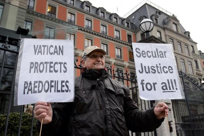 Un hombre protesta por los casos de pederastia en el Vaticano en...