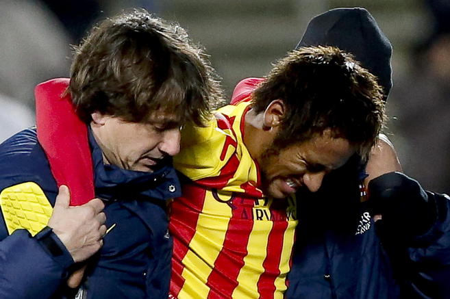 Neymar abandona el Coliseum con la ayuda de dos miembros del Barcelona...
