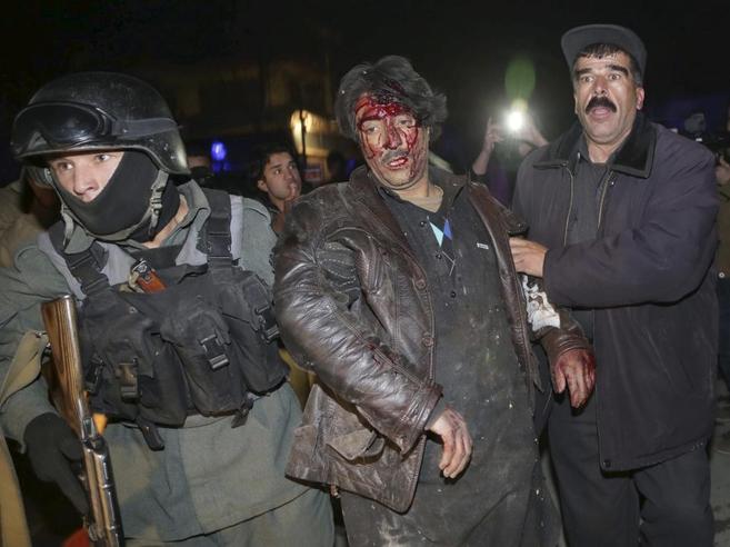 La polica afgana trasladan a uno de los heridos en el atentado a un...