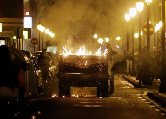 Un contenedor arde durante las protestas de jvenes en el centro de...