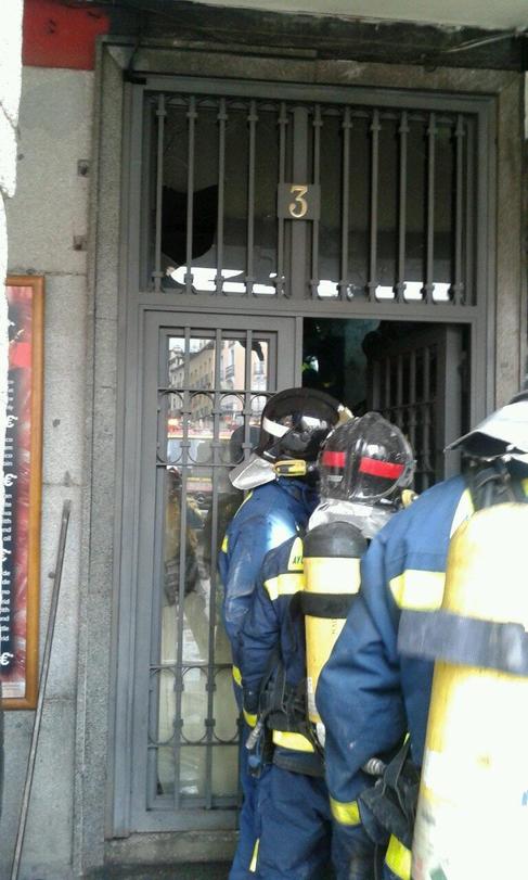 Los bomberos en el portal del edificio.