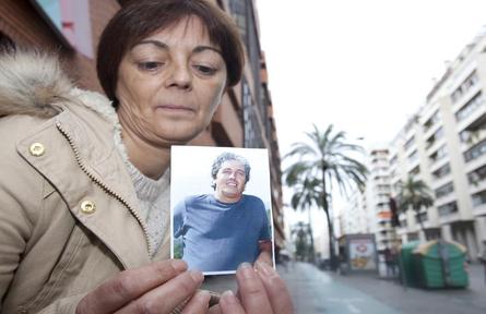 La viuda de Carlos Parra, Manuela Gurruchaga, con una foto de su...